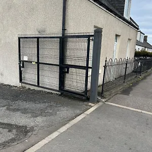 Сasa de vacaciones 4 Bed Near Airport, Edimburgo